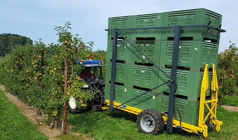 Das Kistentransportmodul im Einsatz in Reihenobstkulturen.